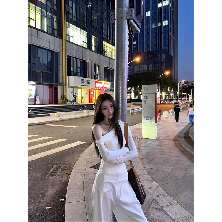 2025秋季新款纯欲甜美风设计感斜肩长袖上衣女配高腰显瘦休闲长裤