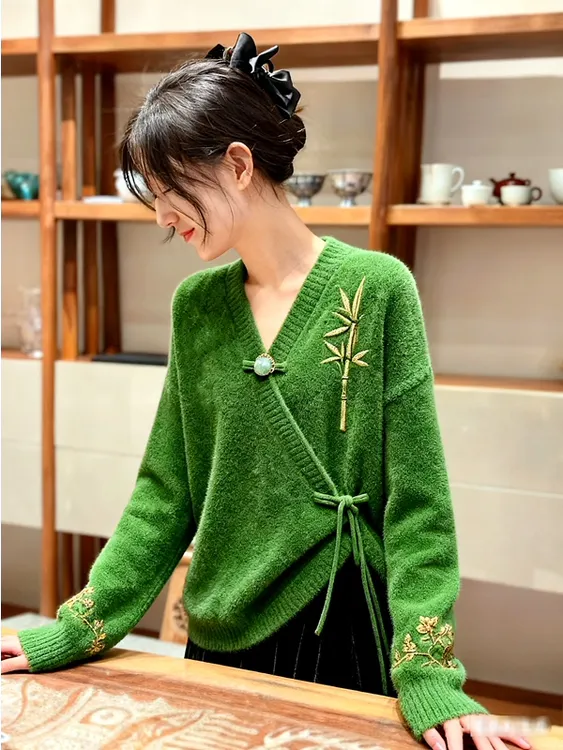 新中式国风V领绿色盘扣针织衫2025年冬季新款洋气减龄长袖上衣