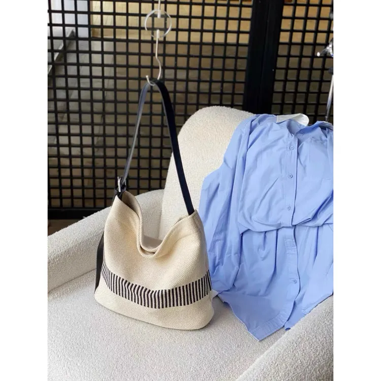 慵懒风大容量条纹帆布包水桶包女2025新款通勤托特包休闲大包