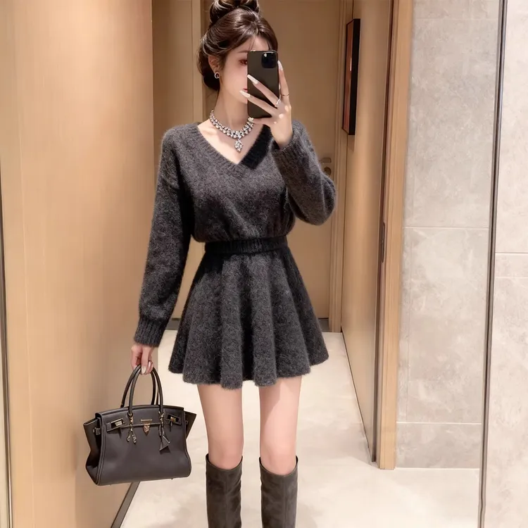 2025秋冬季独特别致V领针织连衣裙慵懒收腰显瘦气质毛衣A字裙套装