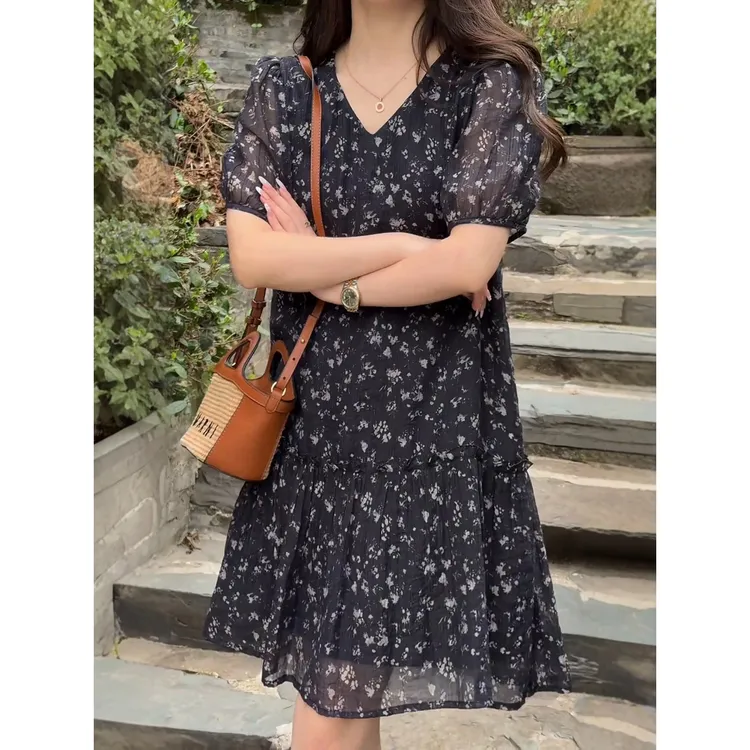 法式V领碎花连衣裙女2025夏季新款小个子a字裙显瘦气质裙子