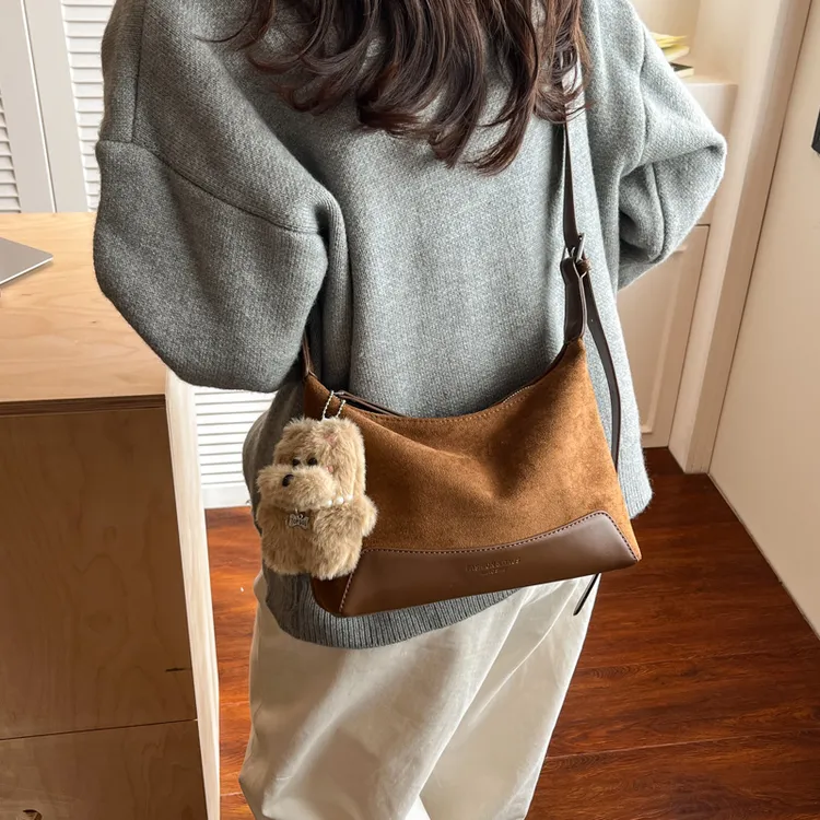 麂皮绒超火托特包包女2025新款高级感小众休闲通勤百搭斜挎枕头包