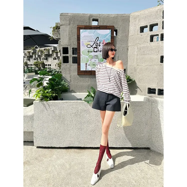 2025春夏季新款修身显瘦气质时尚宽松设计感条纹斜肩上衣高腰短裤