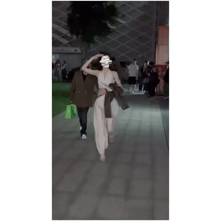 韩系新款设计感小众时髦洋气休闲挂脖上衣高腰显瘦直筒阔腿裤套装