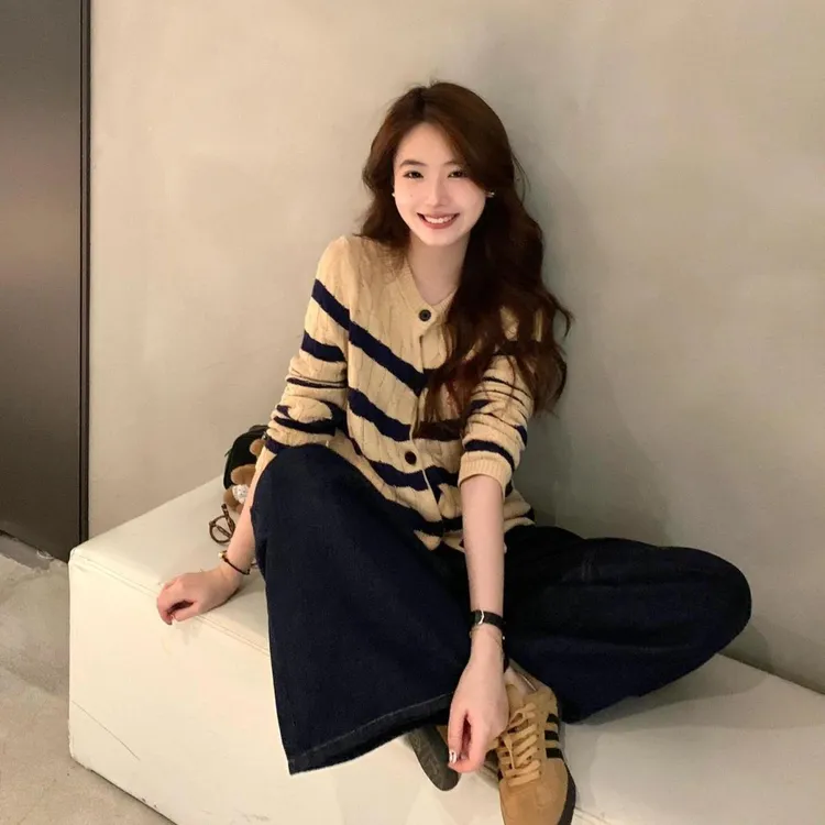 秋冬高级感穿搭撞色条纹长袖针织开衫毛衣女韩系松刺感慵懒针织衫