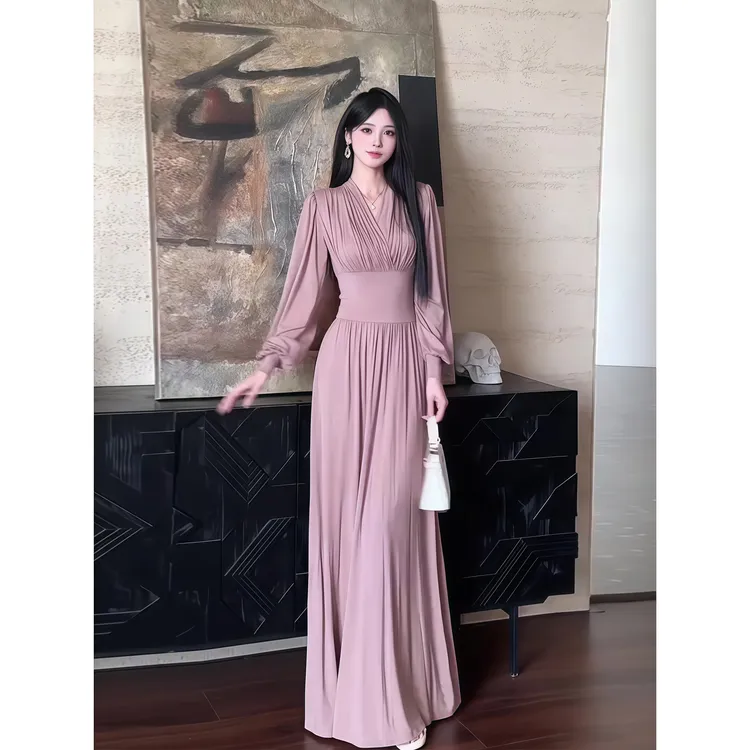 法式名媛气质高级感褶皱V领连衣裙女秋季新款收腰显身材A字长裙子