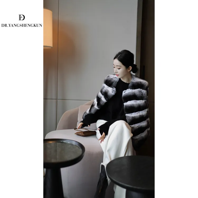 杨圣坤2025新品青紫蓝进口龙猫本色横排圆领皮草马夹女EY2581002