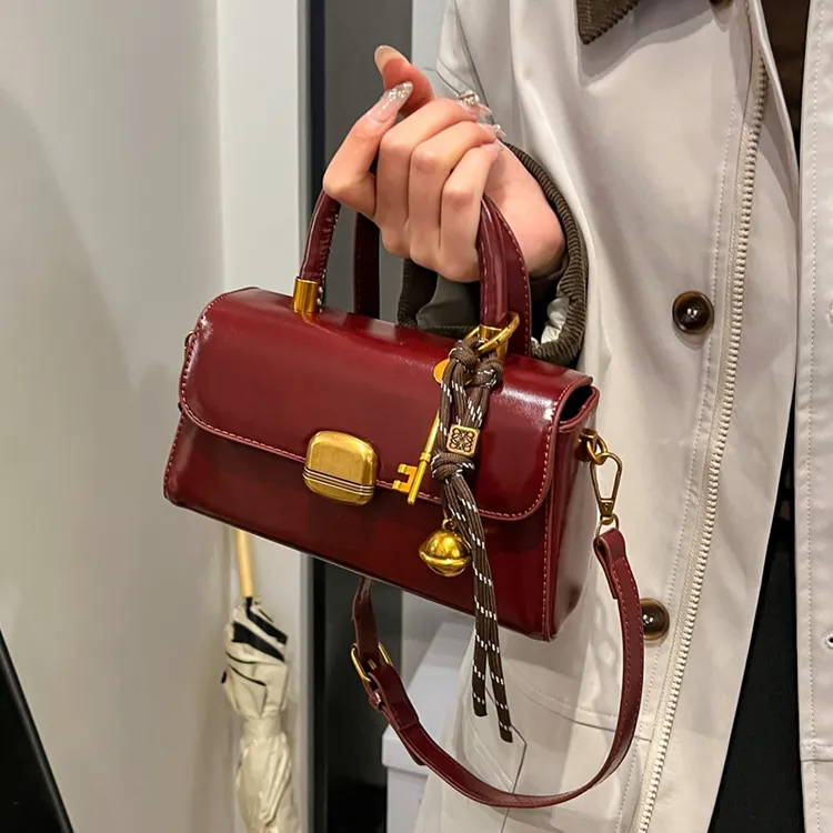新年复古红色包包女2025新款秋冬季高级质感斜挎包百搭手提小方包