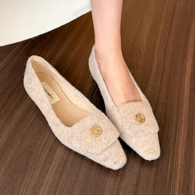 elingstudio 温柔小香！秋冬尖头山茶花单鞋女2025新款加绒毛毛鞋