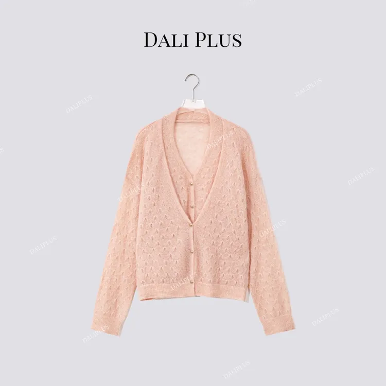 DALI PLUS婴驼羊驼毛+绵羊毛”假两件双V领糖果花型针织-D5MM2632
