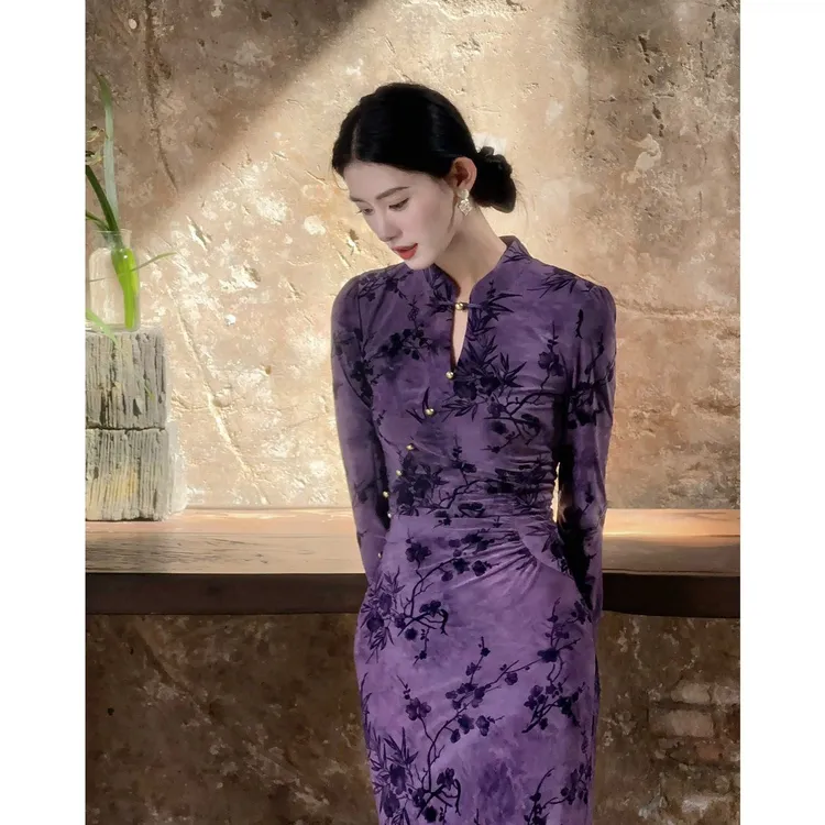 2025年复古百搭紫色新中式针织改良旗袍女早秋提花收腰褶皱连衣裙