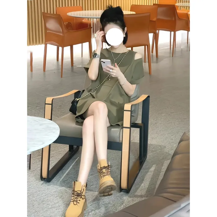 露肩连衣裙女夏季2025欧货直筒裙气质设计感卫衣休闲显瘦a字t恤裙