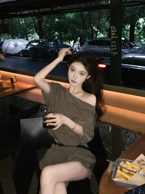 2025巨好看的夏装一整套轻熟小众不撞款高级感气质斜肩上衣半身裙