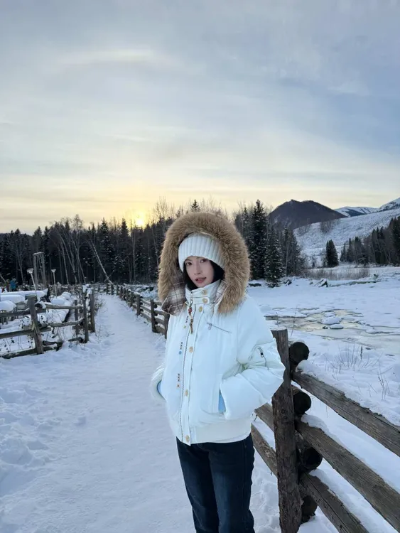 “复古雪境暖绒”AMER 美式复古冬季短款串珠拉链连帽棉服