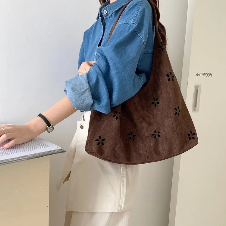 竹笋喵喵 韩版小众镂空托特包女2025秋冬磨砂绒面雕花质感腋下包