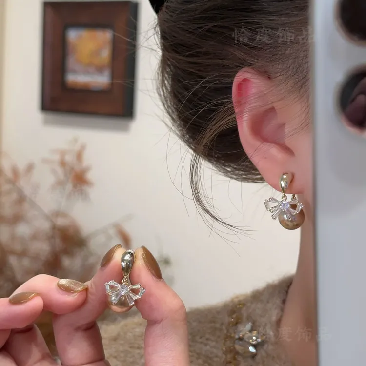 【恰度】清透锆石蝴蝶结珠珠耳钉轻奢百搭