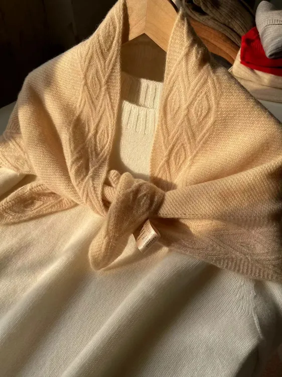 2025春新款凤尾花纯羊绒三角巾保暖针织围巾披肩女护颈外搭纯色