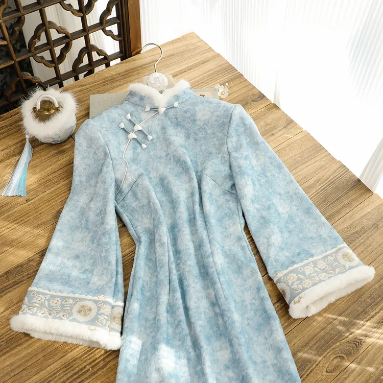 俏娘鱼蓝色优雅新中式倒大袖旗袍女2025冬新款保暖毛绒领日常可穿