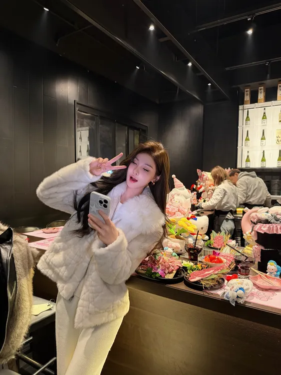 【戴妃小奶酥】2025新款方领藤格纹千金感短款毛毛外套