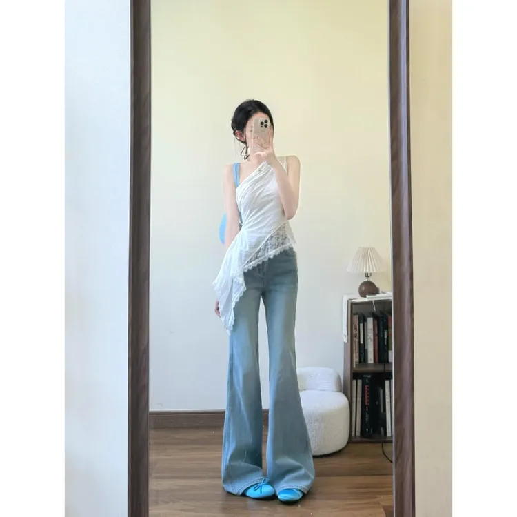MARIE.COCO不规则蕾丝拼接斜领露肩无袖上衣低腰浅蓝色微喇牛仔裤