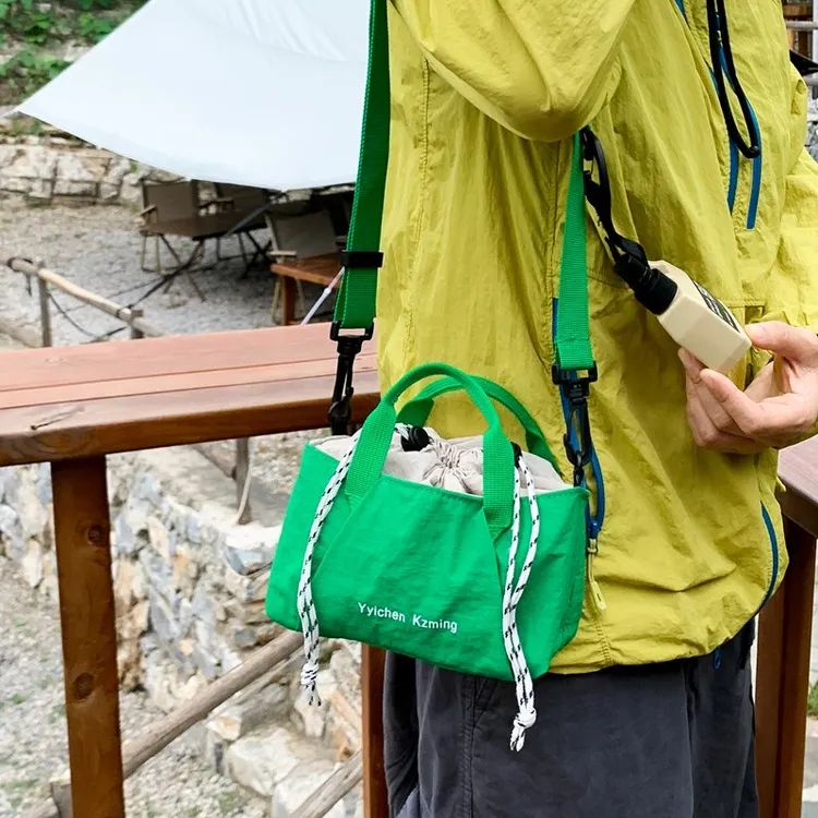 户外斜挎包抽绳小包包休闲百搭多巴胺运动单肩包迷你轻便手机包