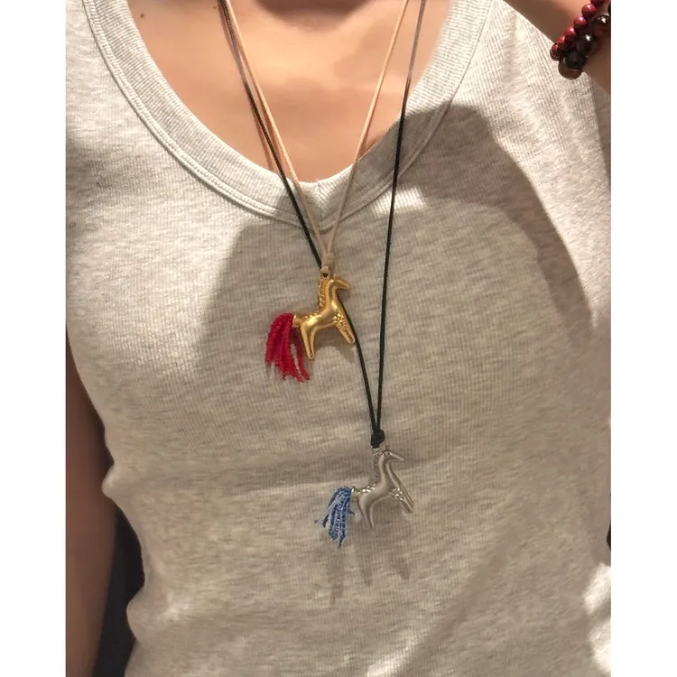非金属皮质项链 趣味精致小马吊坠长项链女高级感毛衣链时尚颈链