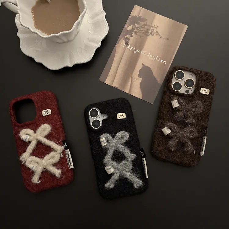 适用iPhone17Promax秋冬复古酒红色毛绒蝴蝶结挂绳15新款手机壳