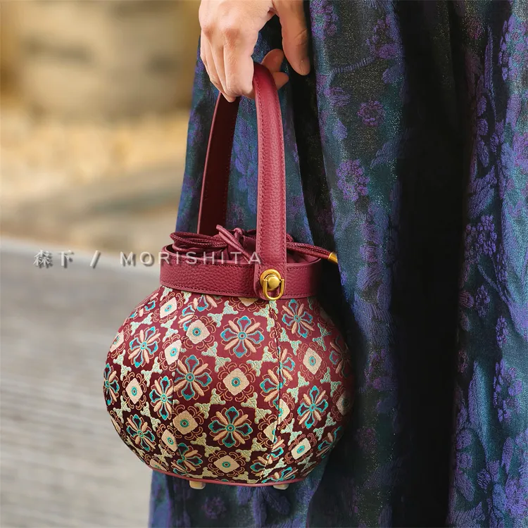 森下新中式非遗宋锦灯笼包2025新款国风红色过年手提斜挎牛皮女包