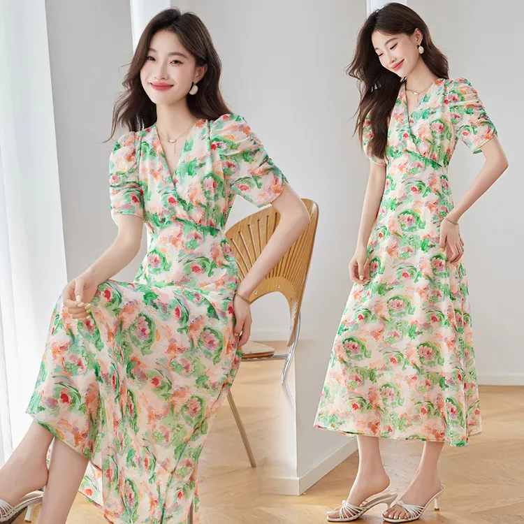 法式V领碎花连衣裙女夏季新款茶歇泡泡袖收腰中长款a字显瘦雪纺裙