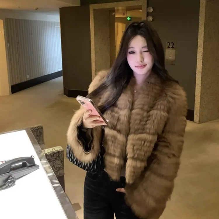 “塞纳河畔”2025狐狸毛新款小香风狐狸毛车条皮草外套晕染V领短