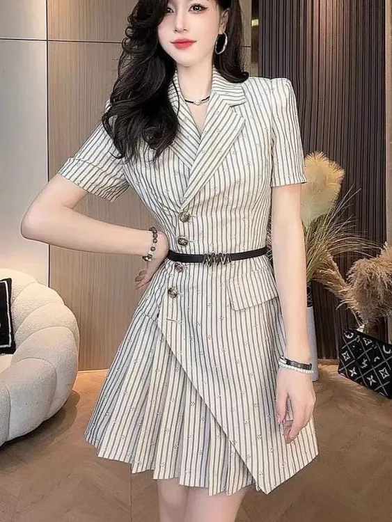 218连衣裙2024夏新款小个子高级感超好看西装条纹连衣裙子女夏