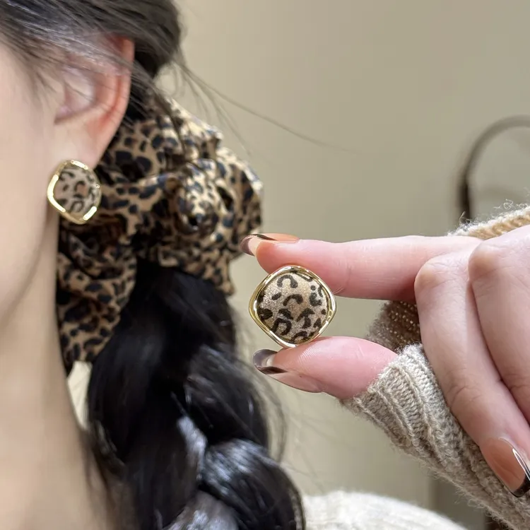 韩芸汐耳饰 秋冬新款方形豹纹耳钉轻奢高级感独特气质时耳饰A-413