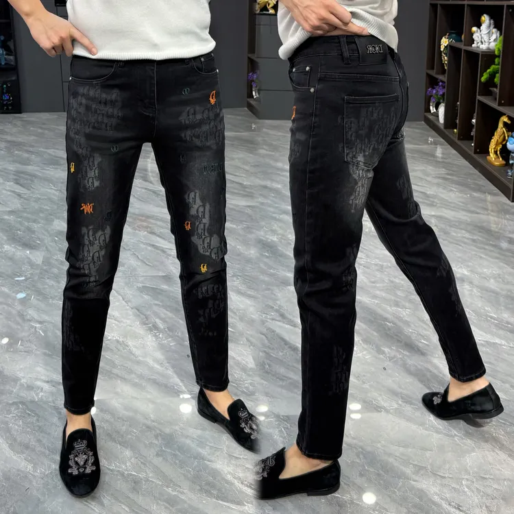 2026新款男士百搭刺绣小脚修身显瘦潮流时尚百搭痞帅男士牛仔长裤