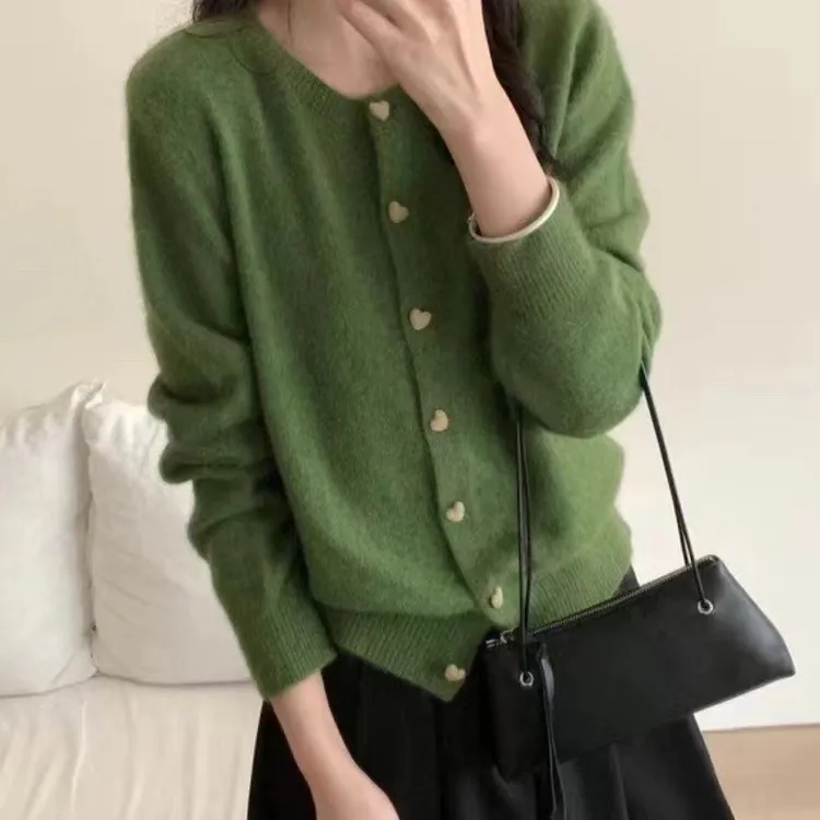 韩系温柔风短款别致爱心扣羊毛针织开衫
