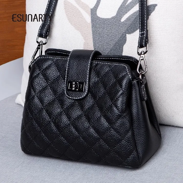 真皮斜挎小包包女2025新款小香风菱格软皮小水桶包女士百搭单肩包