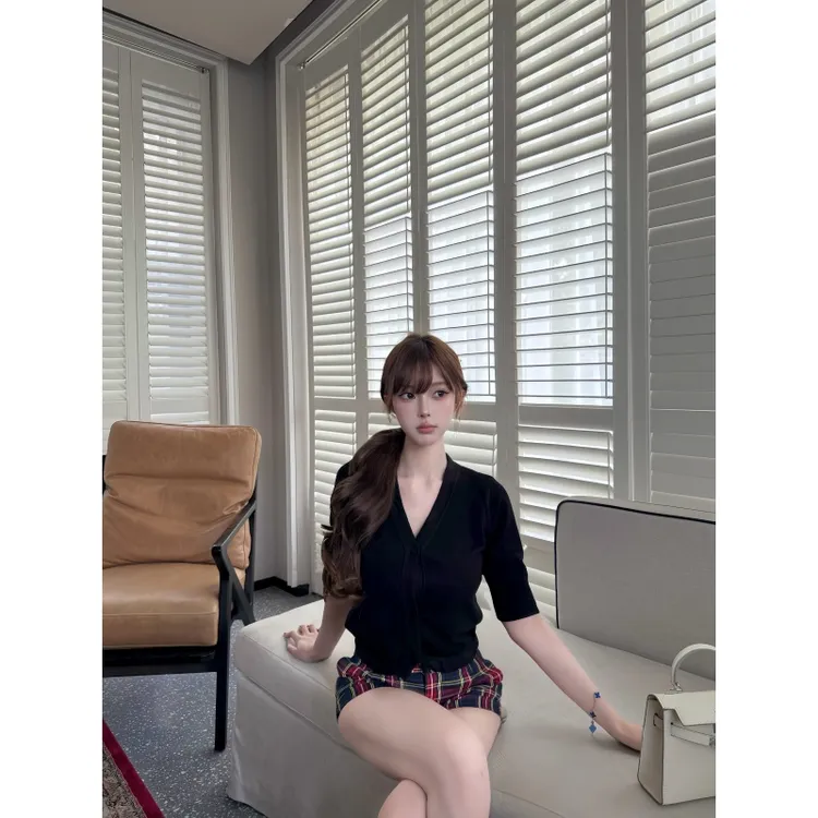 韩系纯欲慵懒风女装气质V领收腰上衣秋季新款修身性感百搭短裤潮