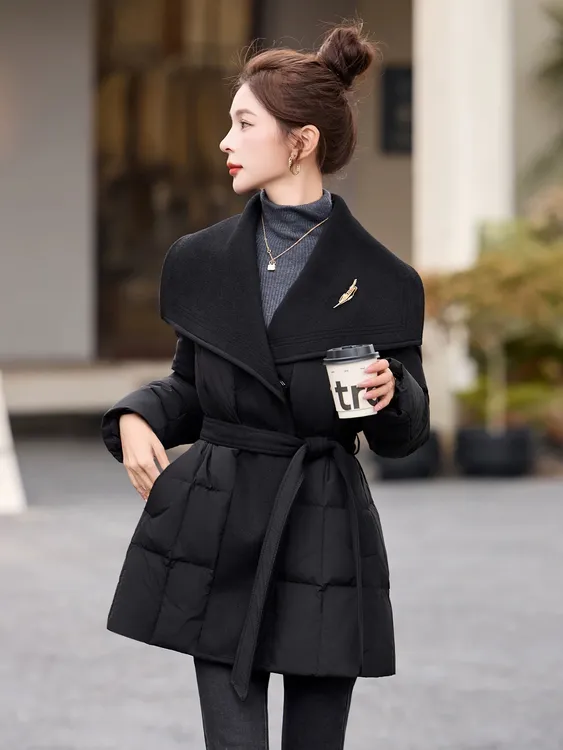 高端气质黑色羽绒服女中长款2025冬季新款羊毛呢拼接保暖系带外套