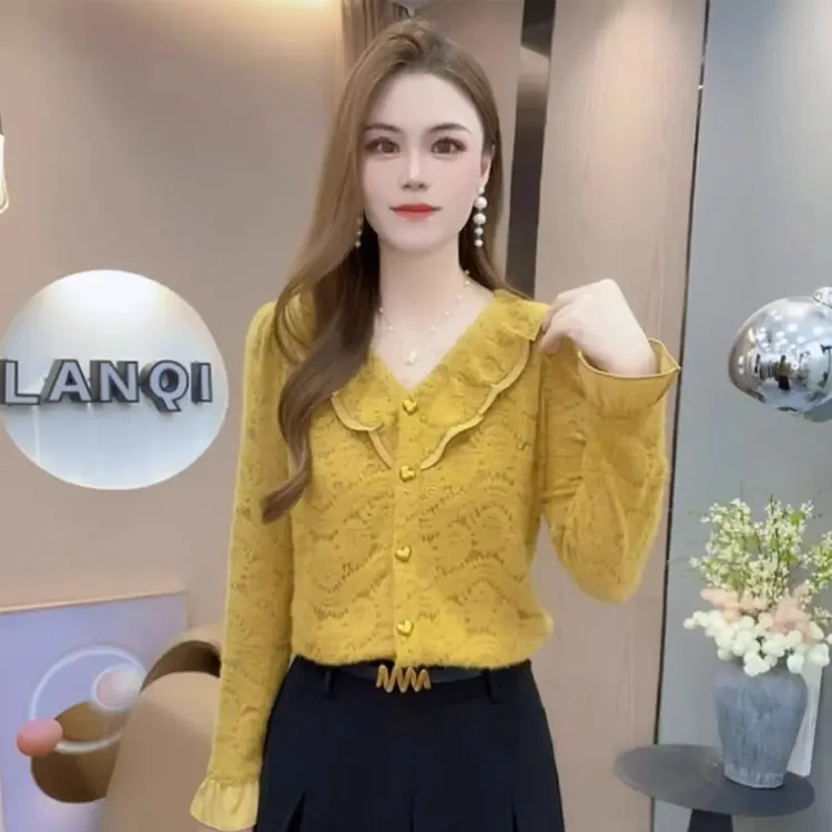 时尚设计感蕾丝衬衫女2025秋季新款减龄显瘦V领荷叶边磨毛打底衫