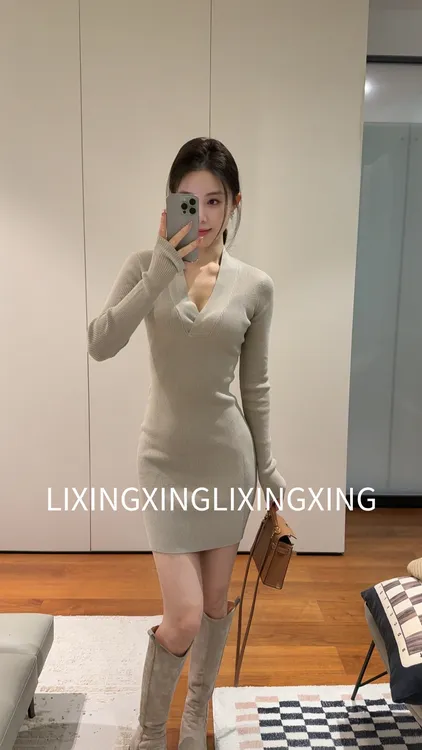 LXX【V领竖条针织裙】轻职风长袖包臀裙高腰连衣裙黑色修身时尚