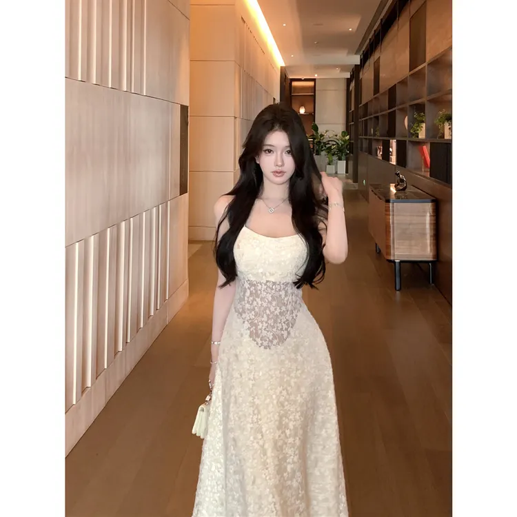 夏季新女款修身性感氛围感温柔风收腰高级镂空花边仙女吊带连衣裙