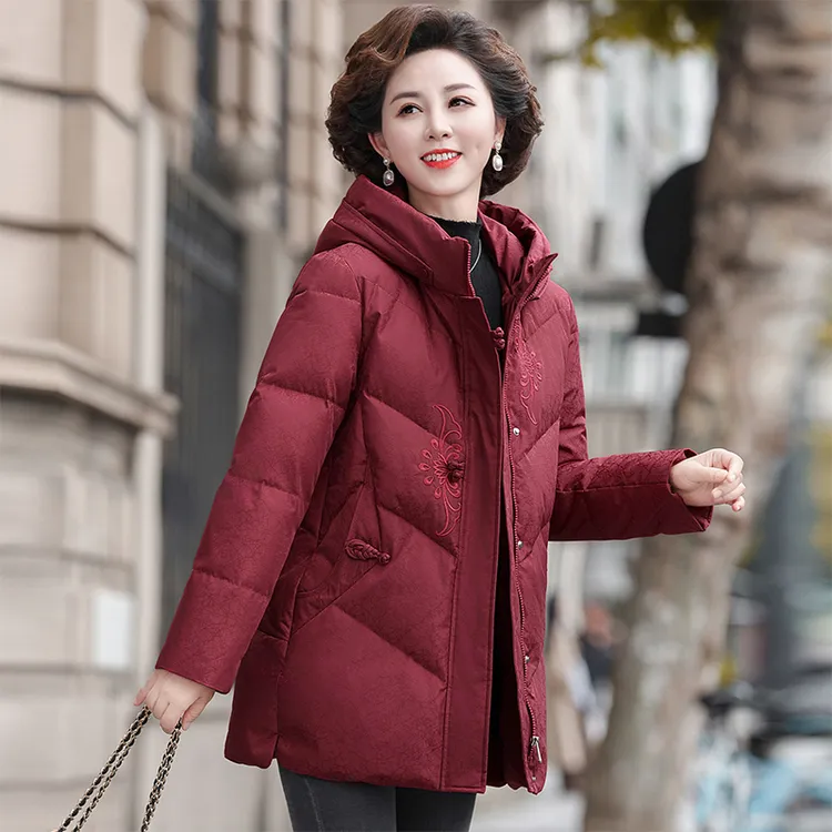 新中式中年妈妈装羽绒服连帽刺绣花中老年女装外套白鸭绒加厚保暖