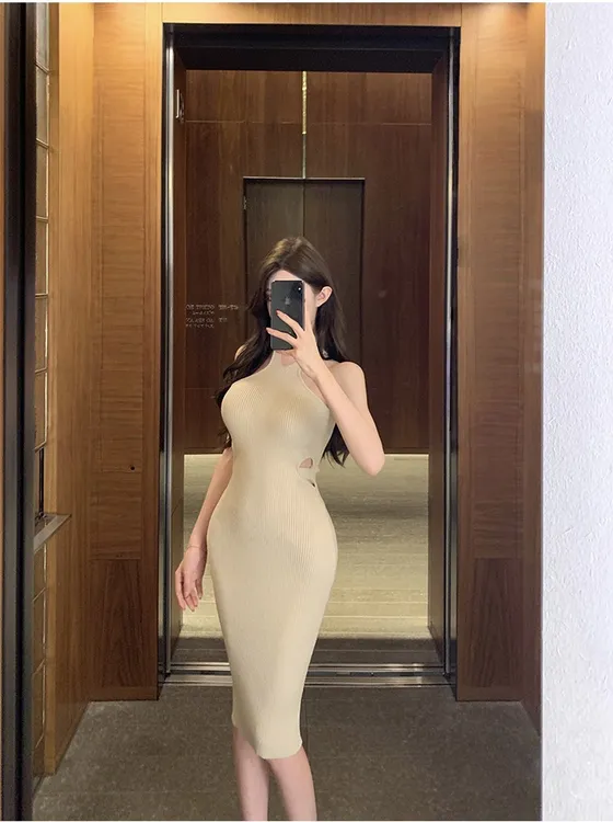 人间香榭 腰部镂空设计掐腰挂脖连衣裙女早秋气质显瘦收腰裙子