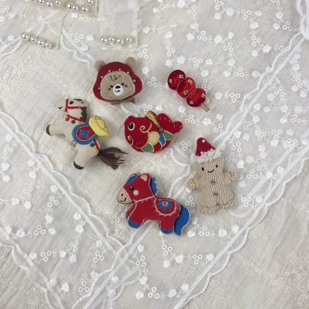 合金布艺胸针 合金布艺胸针本命年新年可爱小马胸针配大衣围巾DIY