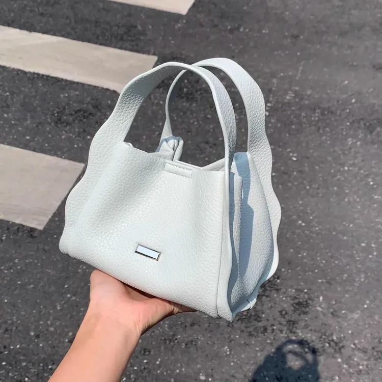 手提菜篮子包包女式2025新款春夏斜挎水桶包女通勤百搭软皮小拎包