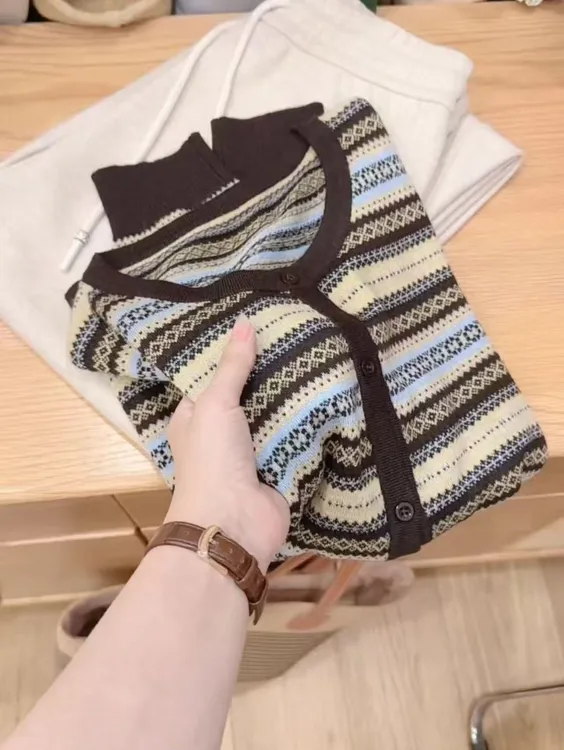 七言家巨好看！ins穿搭#黄咖小菱格条纹提花撞色开衫