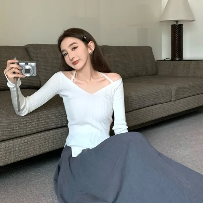 白色露肩开叉挂脖长袖针织衫女装2025春季新款时尚修身显瘦打底衫