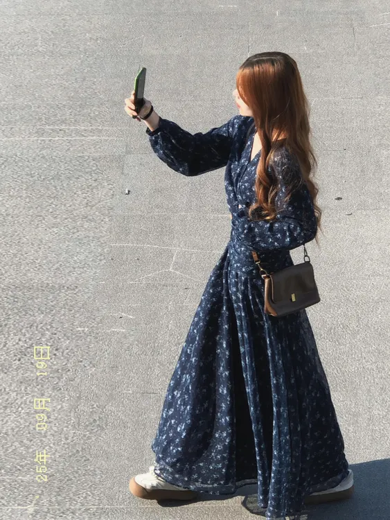 法式温柔风V领碎花收腰连衣裙女2025秋季新款设计感气质长袖裙子