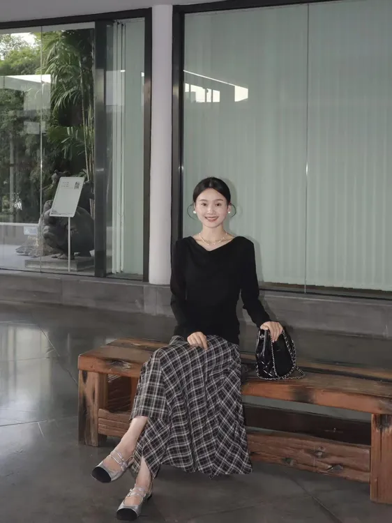 2025秋季新款韩系气质慵懒风黑色上衣不规则格纹设计半身裙套装