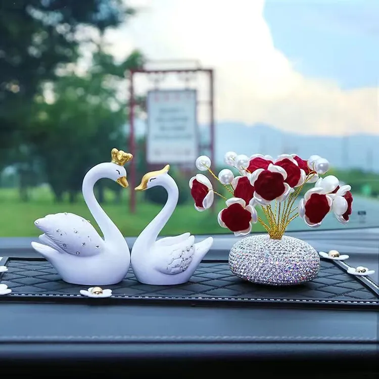 天鹅汽车装饰品摆件车载内饰香水女士车载女神款中控台车饰