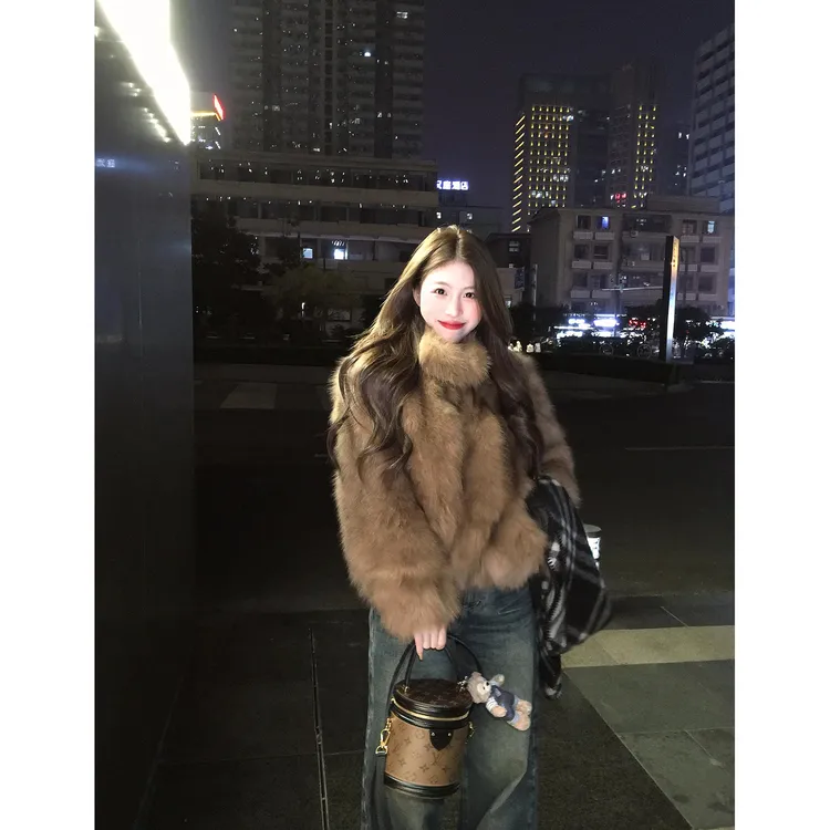 名媛千金设计感棕色仿狐狸毛外套女2025秋冬新款洋气时髦保暖上衣